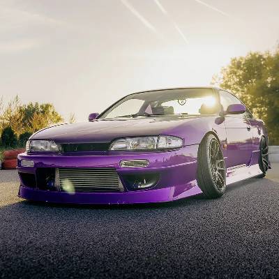 Jízda na polygonu v driftovací ikoně Nissan Silvia