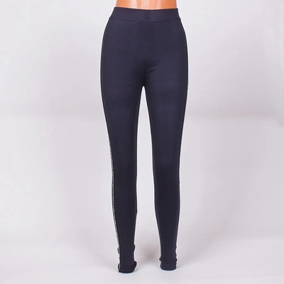 Тъмносин клин с тънка бяла лента с надпис