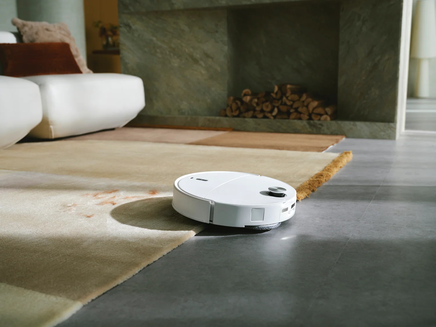 Roborock Qrevo Edge 2 Pro Roborock Qrevo Edge 2 Pro při přejíždění z koberce na podlahu