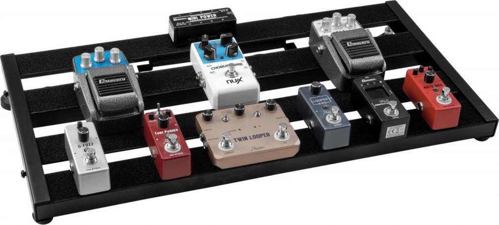 DIMAVERY Pedal Board 60x7x30.5 cm outlets