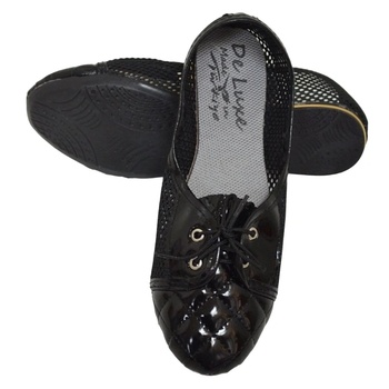 Ниски лачени обувки в черен цвят с връзки и мрежа отстрани