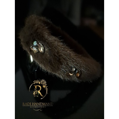Radi handmade Елегантна диадема с кафява пухкава кожа с камъни (960)