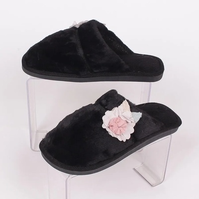 Черни пухкави пантофи с декорация - цвете