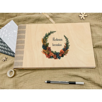 Dřevěné fotoalbum Rodinná kronika s věnečkem Formát: A4 (1099 Kč), Barva listů: Bílá – Hledejceny.cz
