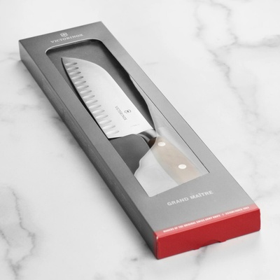 Victorinox 7.7320.17G Grand Maitre Santoku kuchársky nôž, 17 cm, drážkovaná čepeľ, darčekové balenie, drevený