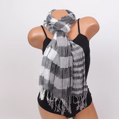 Дамски шал на бяло и сиво райе с ресни