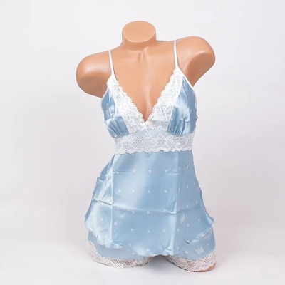 Сатенена пижама в светлосин цвят с дантела