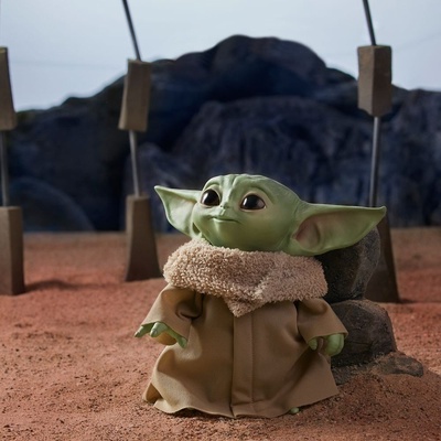 HASBRO Baby Yoda mluvící plyš