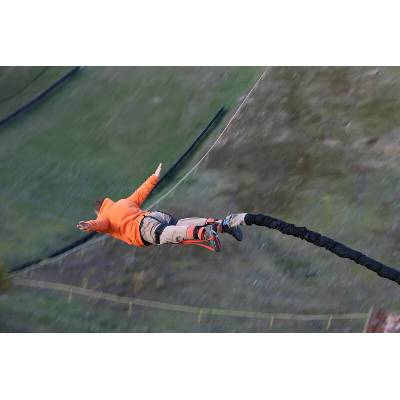 Bungee jumping z věže ve dvou
