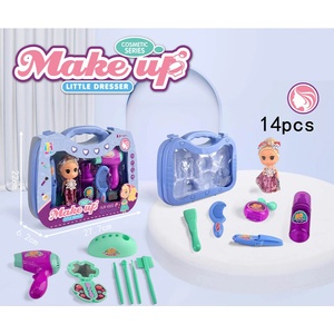 Armtoys КУКЛА С ФРИЗЬОРСКИ КОМПЛЕКТ В ДИСПЛЕЙ КУФАР