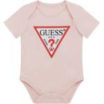 Guess Късо бебешко боди за новородено момиче в бледо розов цвят с червено лого Guess
