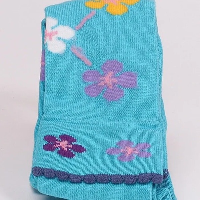 Свеж детски чорапогащник в синьо с цветя