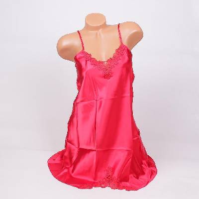 Стилна сатенена нощница в червено с дантела