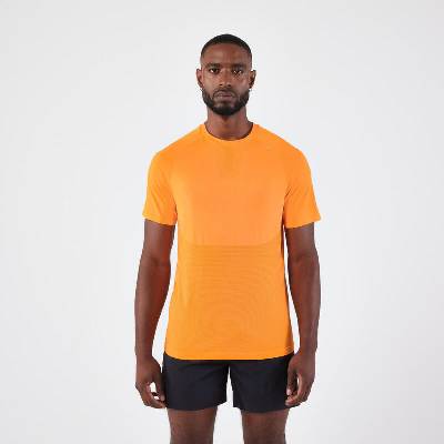 Kiprun pánske bežecké tričko Run 500 Confort bez švov svetlooranžové oranžové