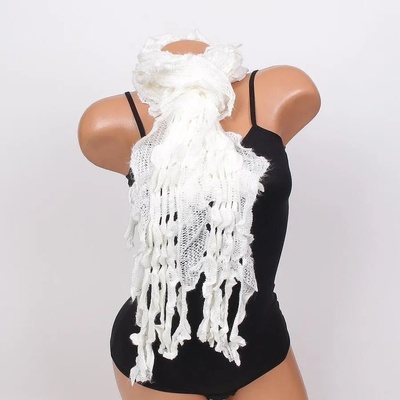 Плетен дамски шал в бяло с ресни