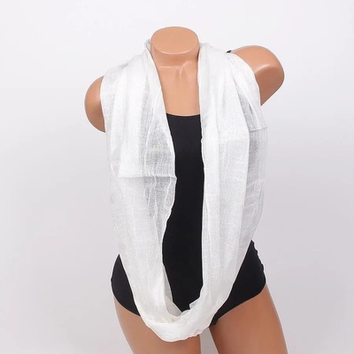 Дамски кръгъл шал в бял цвят