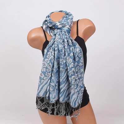 Син шал с цветя и шарки в сиво и бяло