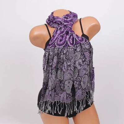 Дамски шал с ефектни орнаменти в лилаво, бяло и черно