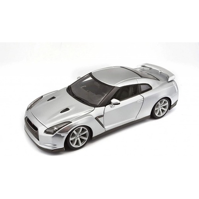 Bburago 2009 Nissan GT R stříbrná 1:18