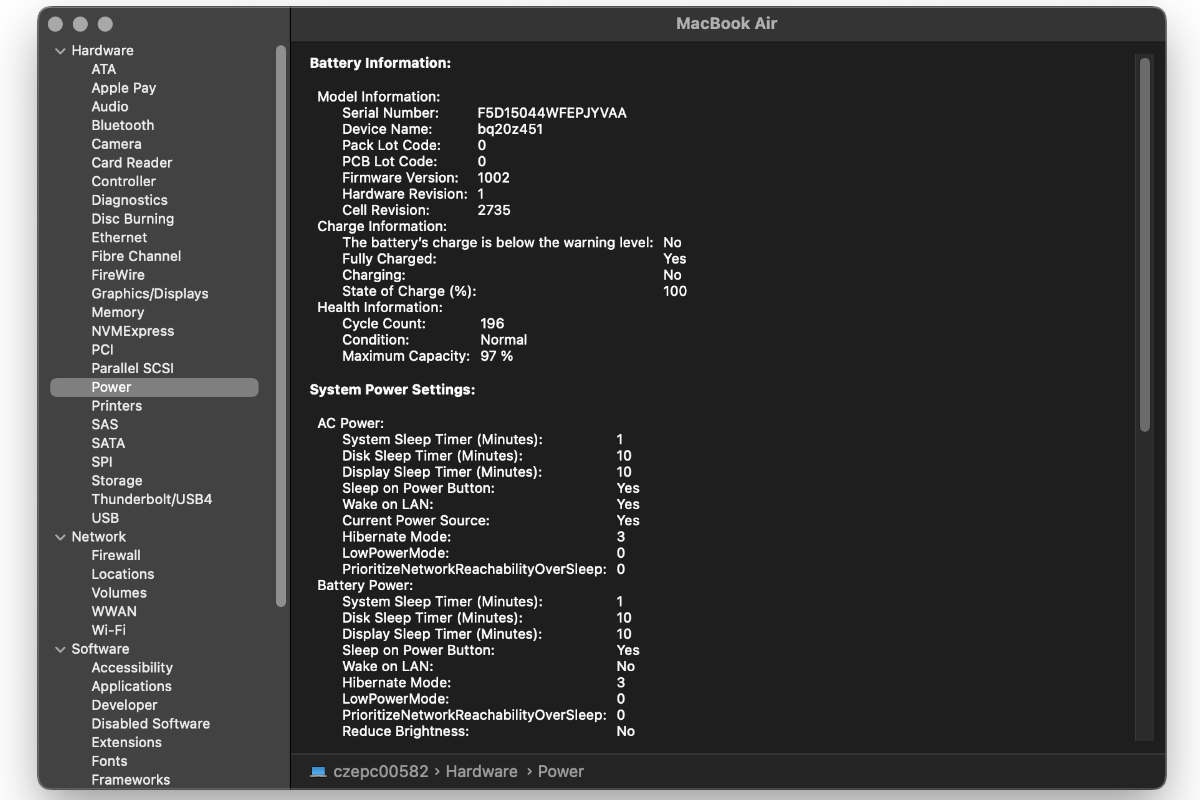 MacBook rendszerinformációs képernyője, amely az akkumulátor állapotát és töltési ciklusait mutatja MacBook rendszerinformációs képernyője, amely az akkumulátor állapotát és töltési ciklusait mutatja