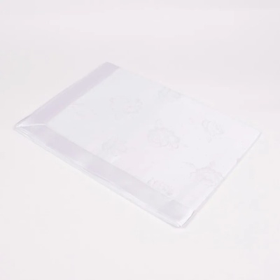 Покривка за маса в бял цвят с рози и сатенен кант 160/220