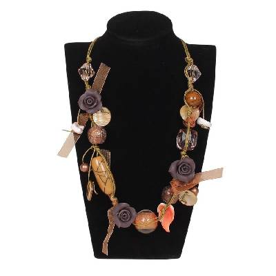 Дамско колие с кафяви мъниста камъни и рози