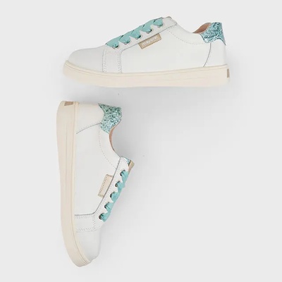 Mayoral Ниски кецове в бяло за мини момиче с велурени сини връзки и детайли Майорал