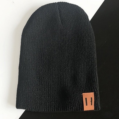 Jednobarevná dětská čepice černá