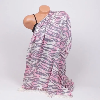 Трицветен памучен шал в бяло, розово и сиво с ресни