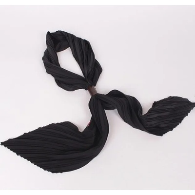 Плисиран дамски сатениран шал в черен цвят