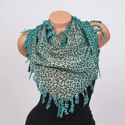 Триъгълен шал в цвят мента с леопардов десен