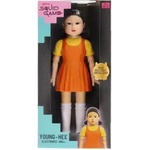 IMC Toys Игра с калмари: интерактивна кукла Young-Hee - 30 см, английски