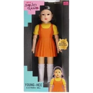 IMC Toys Игра с калмари: интерактивна кукла Young-Hee - 30 см, английски