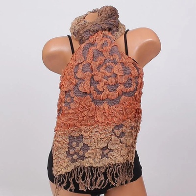 Ефектен дамски шал в оранжево и бежово