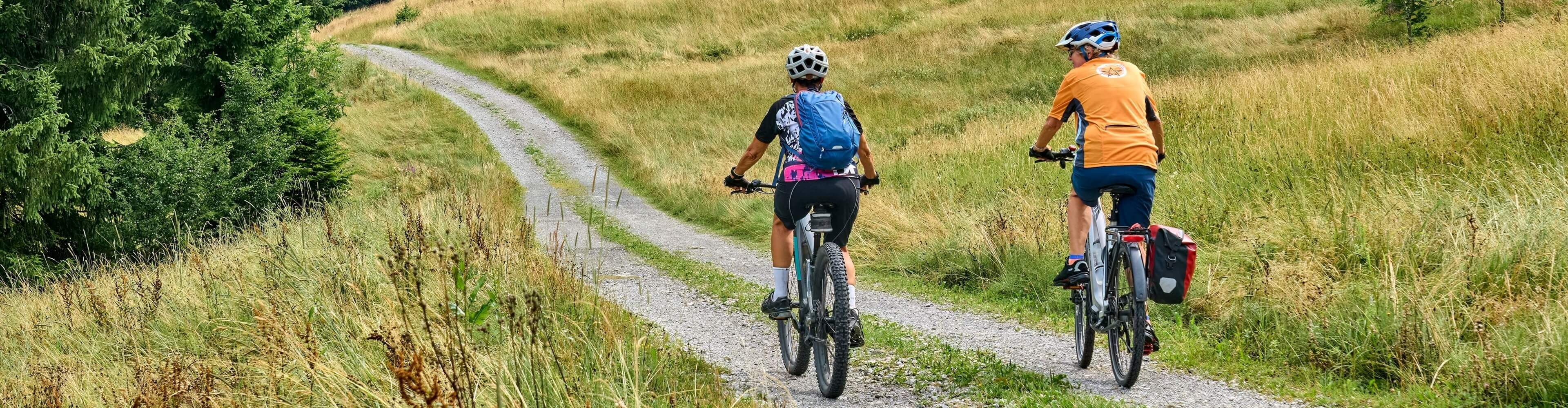  Žena a muž užívajúci si cyklovýlet