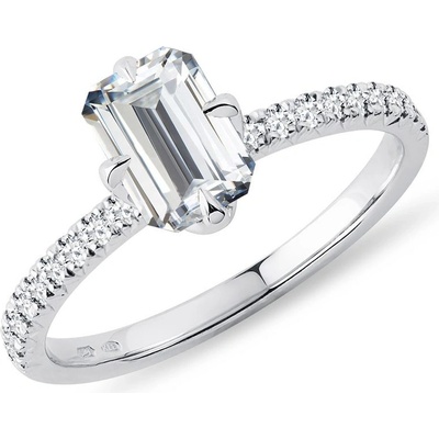 KLENOTA Prsteň z bieleho zlata s emerald diamantom k0860012