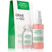 Mario Badescu Grab and Go Drying Lotion lokálna starostlivosť proti akné 29 ml + Facial Spray with Aloe, Herbs and Rosewater tonizačná pleťová hmla 59 ml darčeková sada