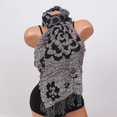 Ефектен шал с две лица в сиво и черно с ресни