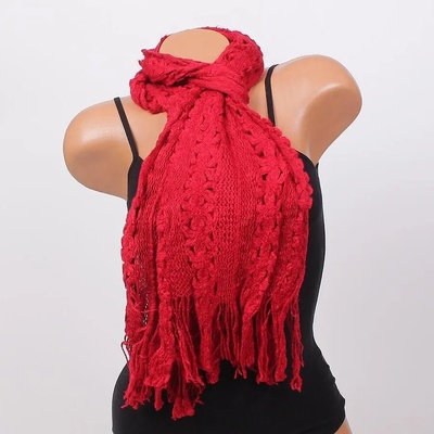 Плетен зимен шал в червено с флорални мотиви и ресни