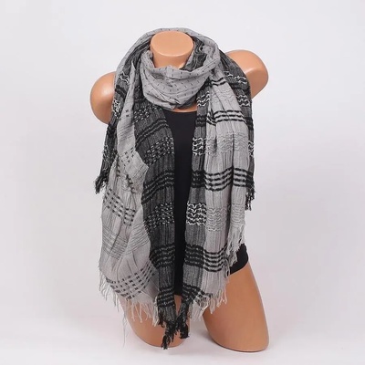 Дамски шал с раиран десен в черно и сиво с ресни