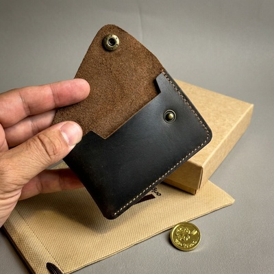 Tmavě hnědá mini kožená peněženka MAJESTIQ POCKET s gravírováním