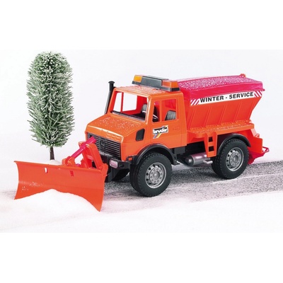 Bruder 2572 Mercedes Unimog pro zimní práce s radlicí sypač.