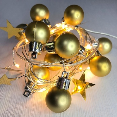 MagicHome Reťaz Ball 20 LED teplá biela s guľami a hviezdami zlatá 2xAA jednoduché svietenie osvetlenie L-1,9 m