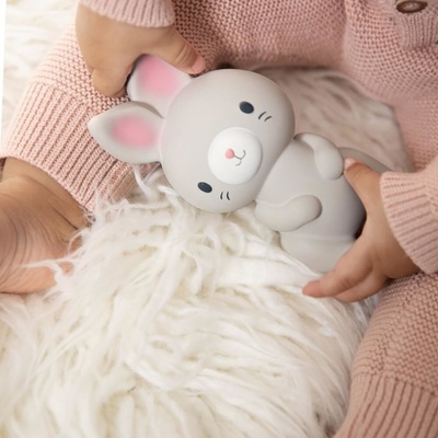 Ingenuity hryzačka kaučuk zajačik Sylvi sivá