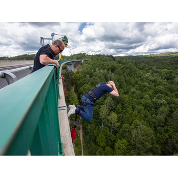 Bungee jumping z mosta