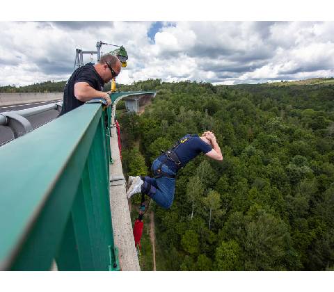 Bungee jumping z mosta