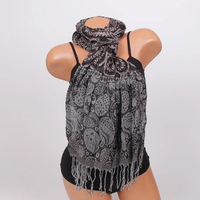 Ефектен дамски шал в черно, бяло и кафяво