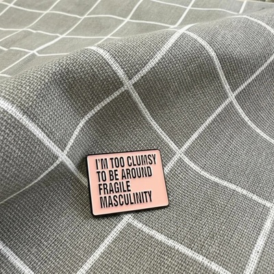 Pinarna I'm too clumsy to be around fragile masculinity Jsem příliš nešikovná na to, abych se pohybovala v blízkosti křehké mužnosti tmavší