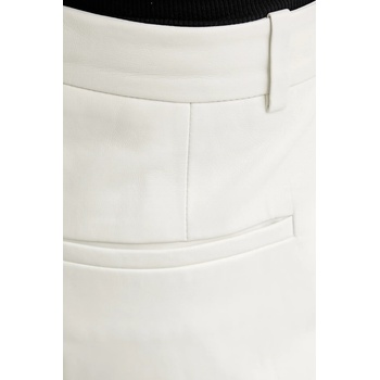 Gestuz Кожени къси панталони Gestuz в бяло с изчистен дизайн с висока талия 10910162 (10910162)