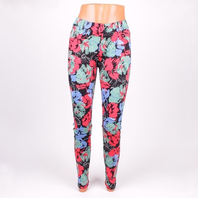 Еластичен клин-панталон в черно с красиви цветя в синьо, червено и зелено